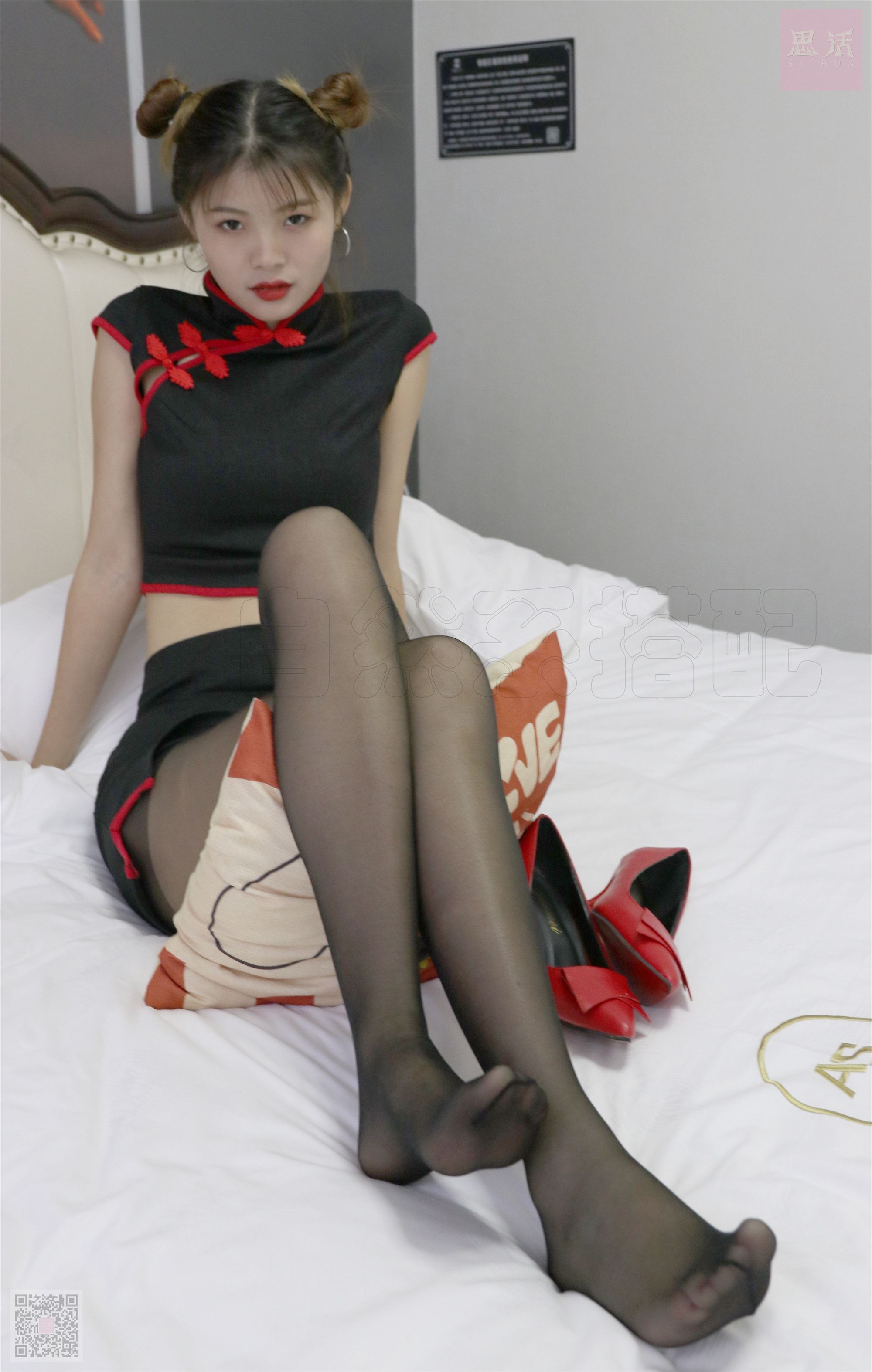 SiHua思话  SH024 可乐 双丸子头邂后上旗袍